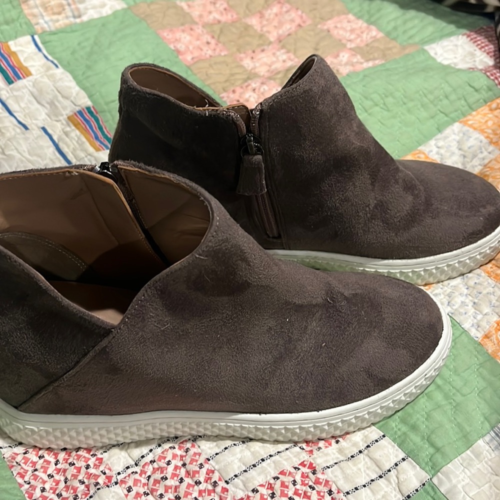 Aerosole suede zip up tennis shoes. Worn three times. like new condition.